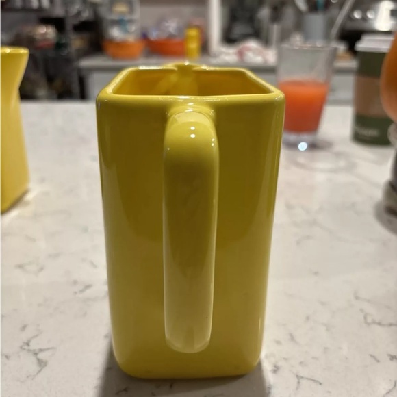 Curry Sark vintage yellow Whiskey pitcher no chips or breaks. - Picture 3 of 5